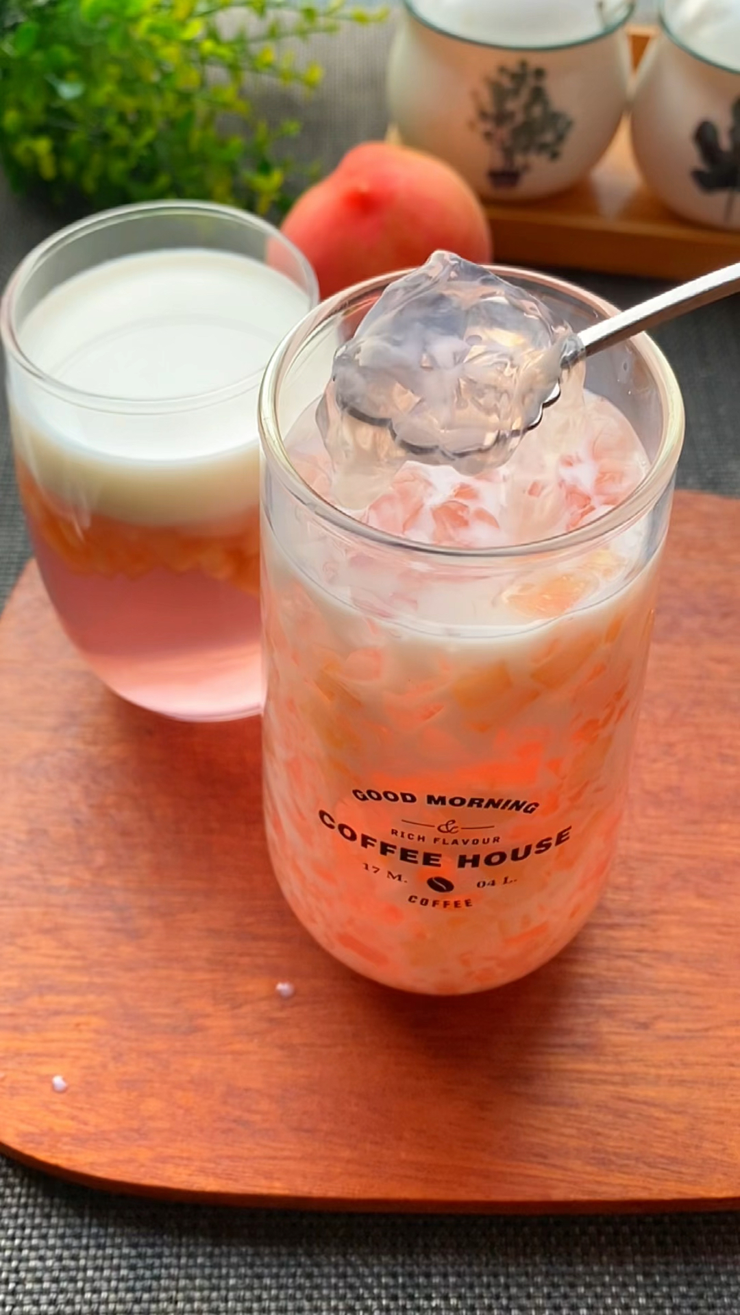 吃桃子的季节到了,赶快给家人做一份桃冻撞奶吧!-度小视