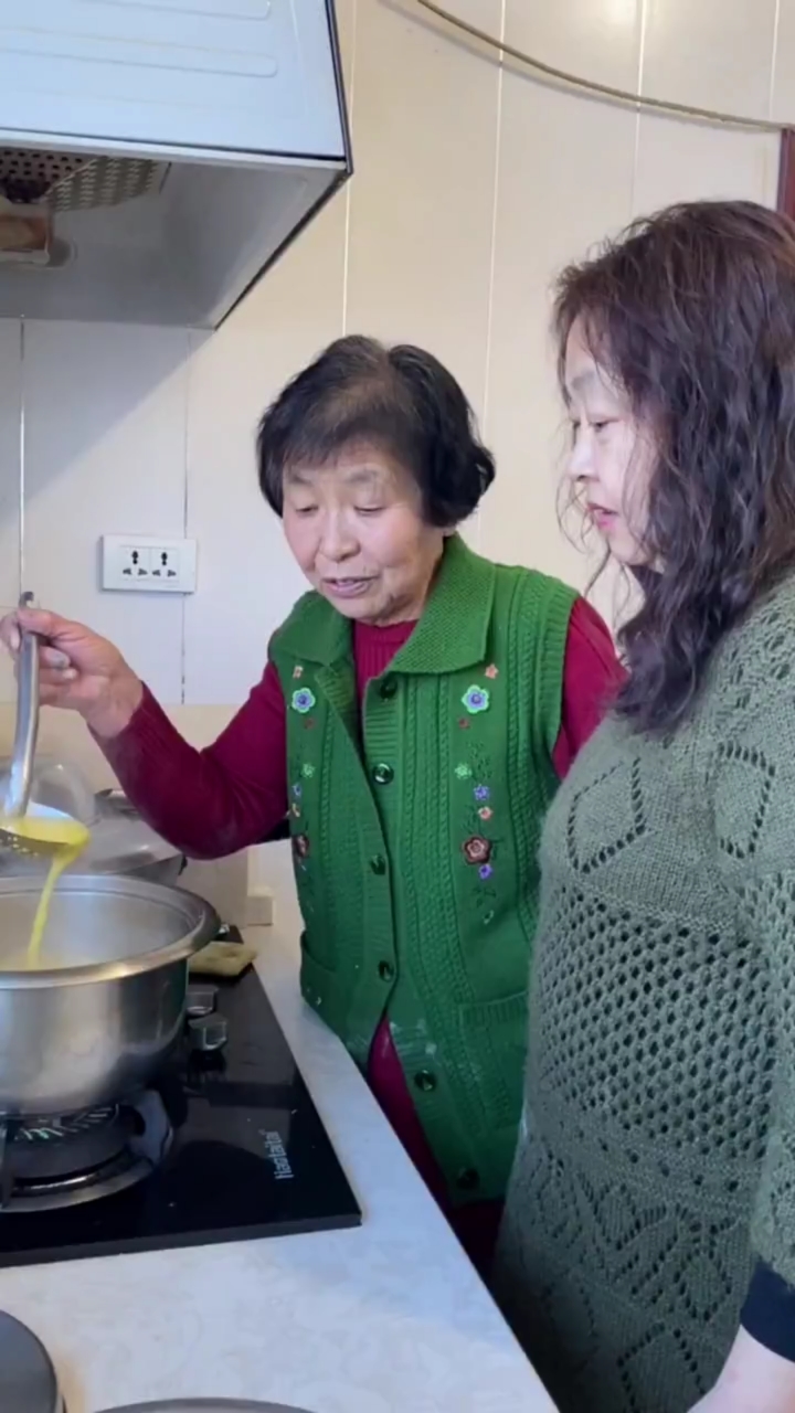 七十岁有个家,八十岁有个妈,50多岁的东北大姐在老妈面前还是个孩子