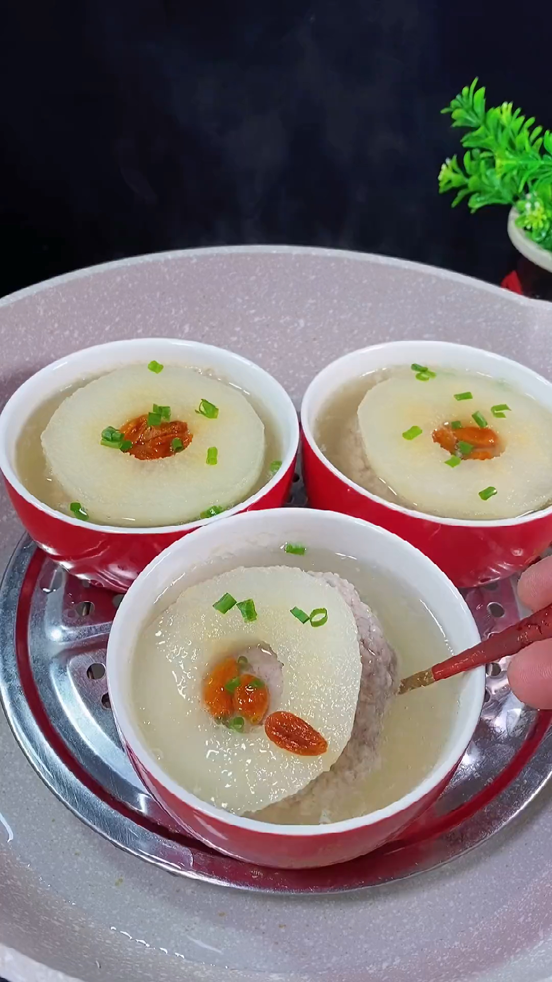 冬天了天气干燥这个雪梨肉饼汤的做法你要收好清甜可口小孩子爱喝