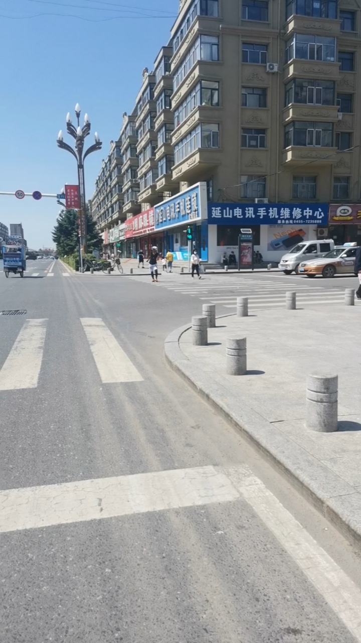 安达,网红大爷,这气质捏的杠杠的.