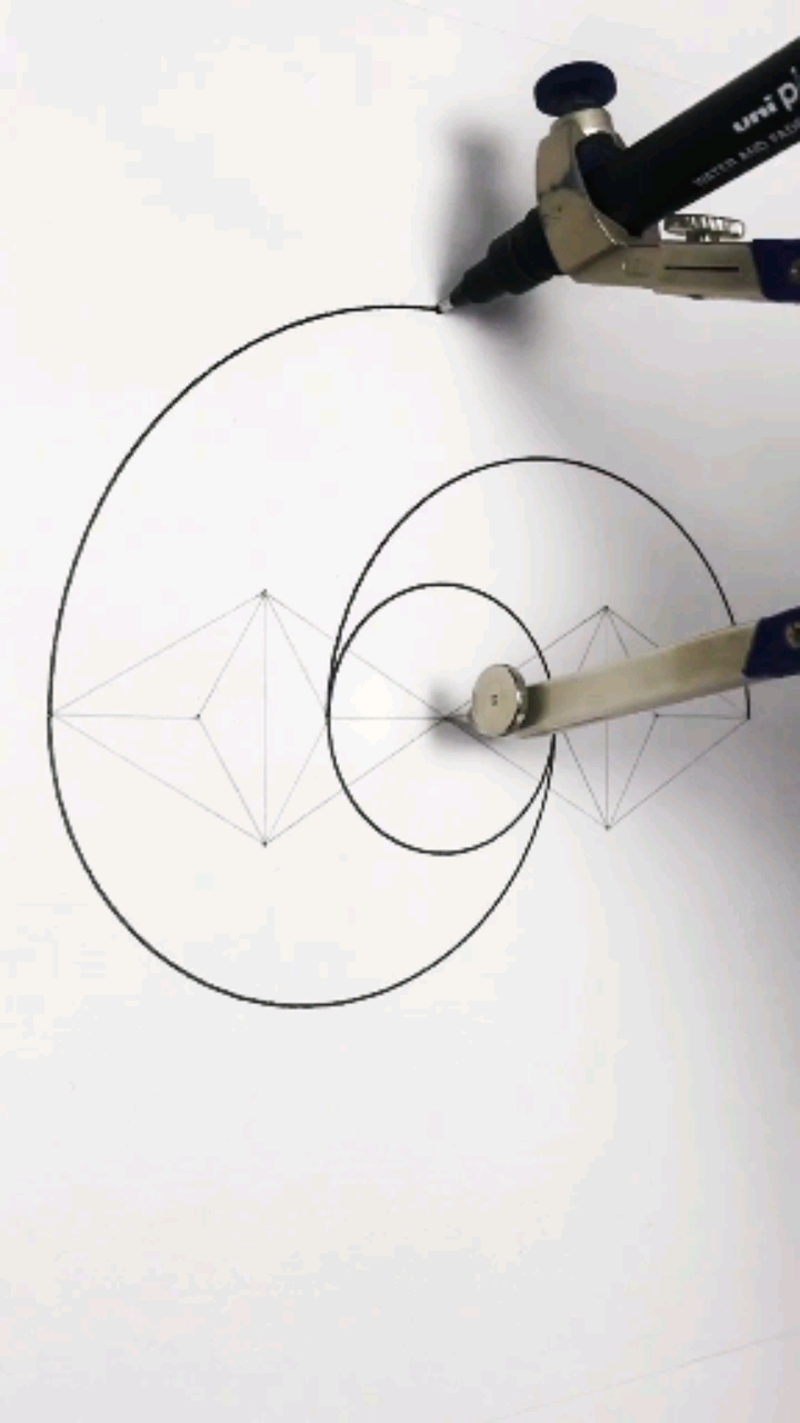 手绘#圆规画个圆形图案