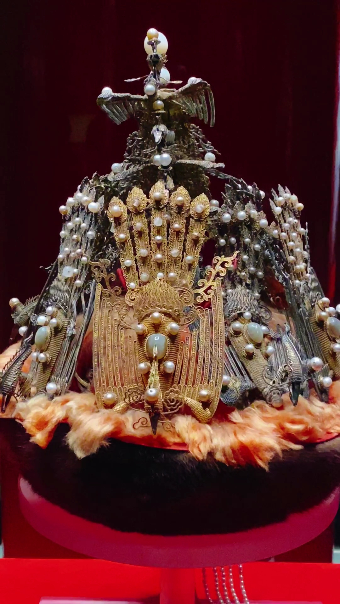 清代貂皮嵌宝石皇后冬朝冠