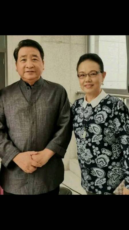 68岁姜昆与妻子近照:与妻子列车结缘恩爱至今,女儿才貌双全-全民小