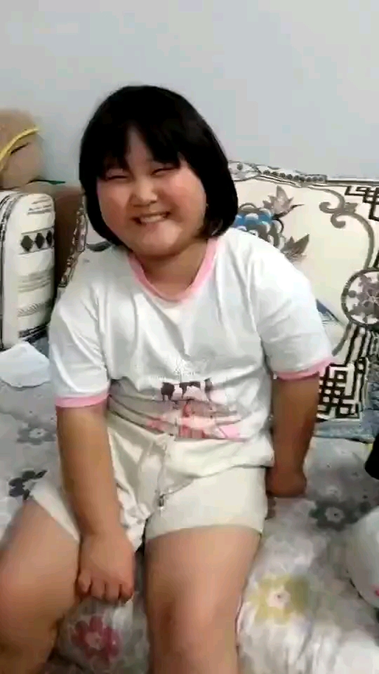 可爱到爆了这小女孩子胖乎乎的长的真喜人她长的太像一个明星了可一时