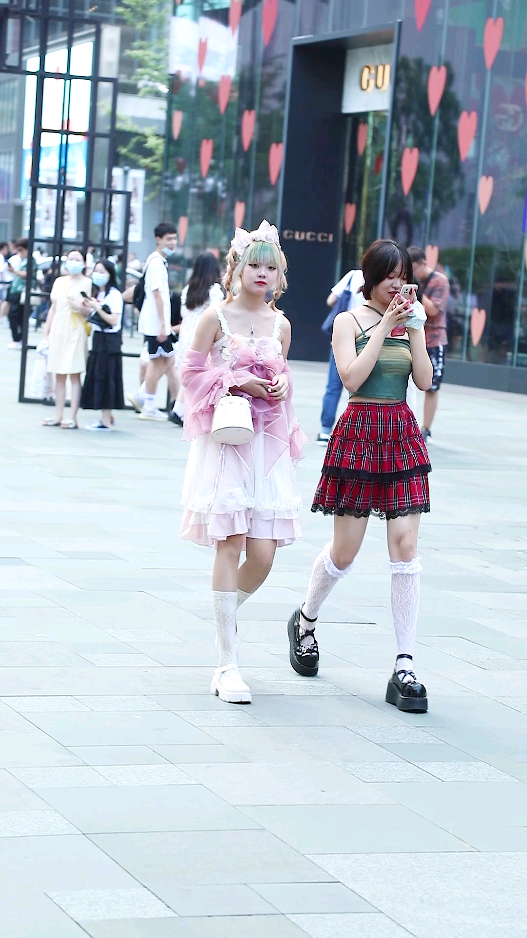 街拍美女#成都春熙路街头走一走,潮人真的多!