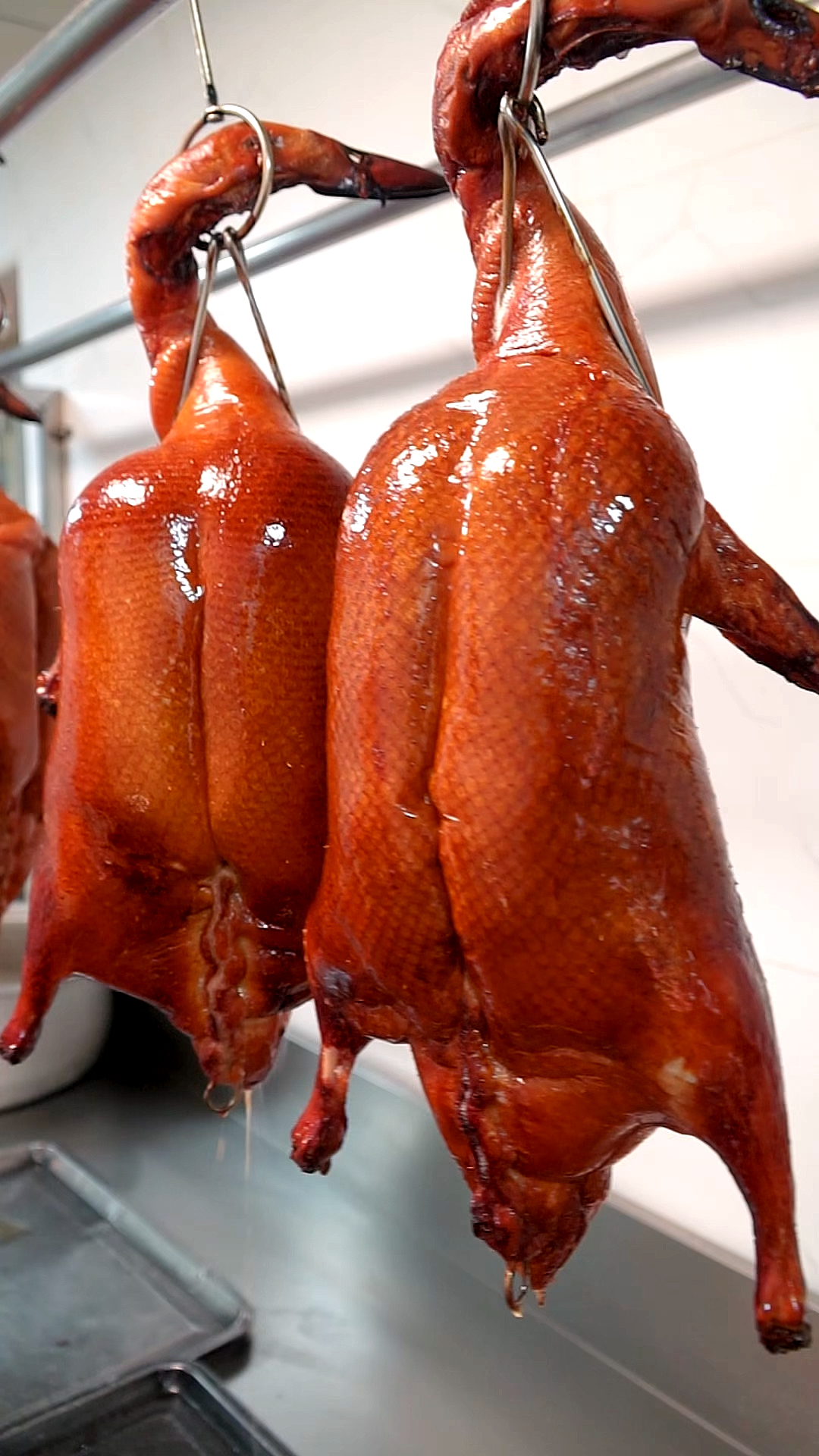 烧腊培训#脆皮烧鸭制作过程分享,新来学员刚刚报到,立马上手操作练习