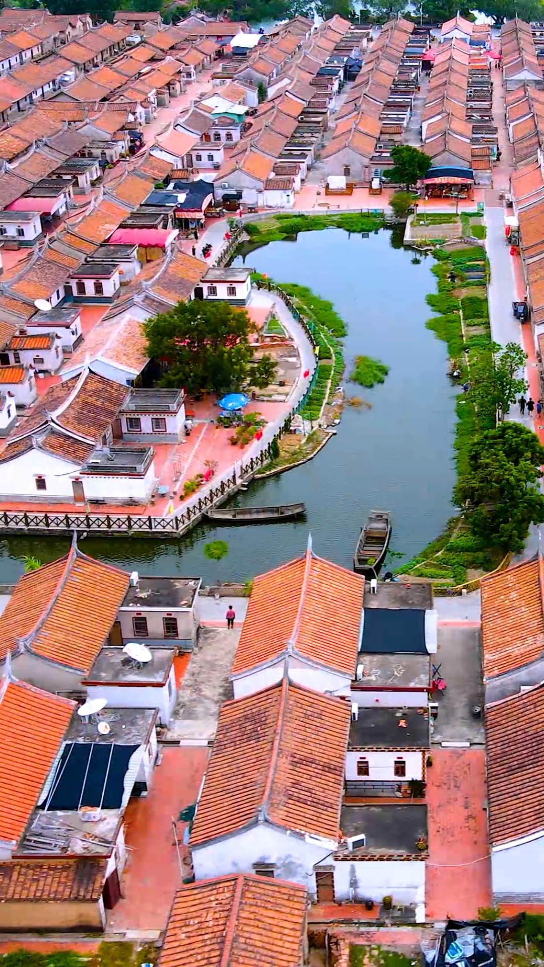 青砖伴瓦漆,白马踏新泥…歌曲唱的就是这样的场景,这里是福建埭美古村