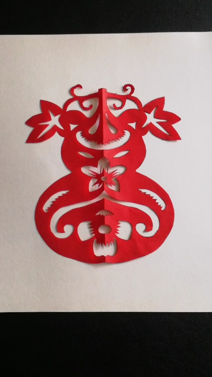 剪纸#手工剪纸葫芦,对折剪.