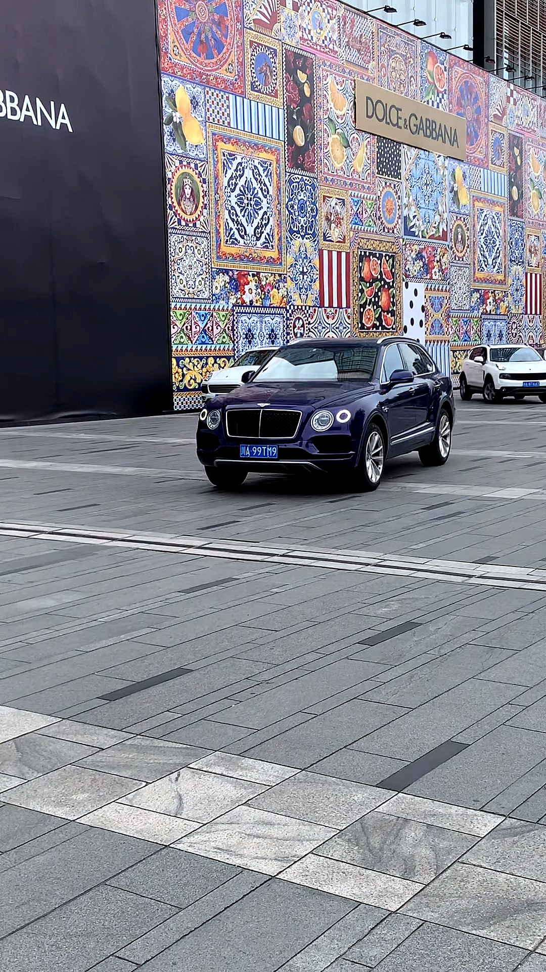 街拍豪车街拍美女总裁开紫蓝色宾利添越来打卡网红坡买奢侈品豪车都是