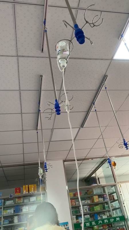 有趣有收获你的浏览器不支持视频播放望着点滴瓶,看它一滴一滴滴下来