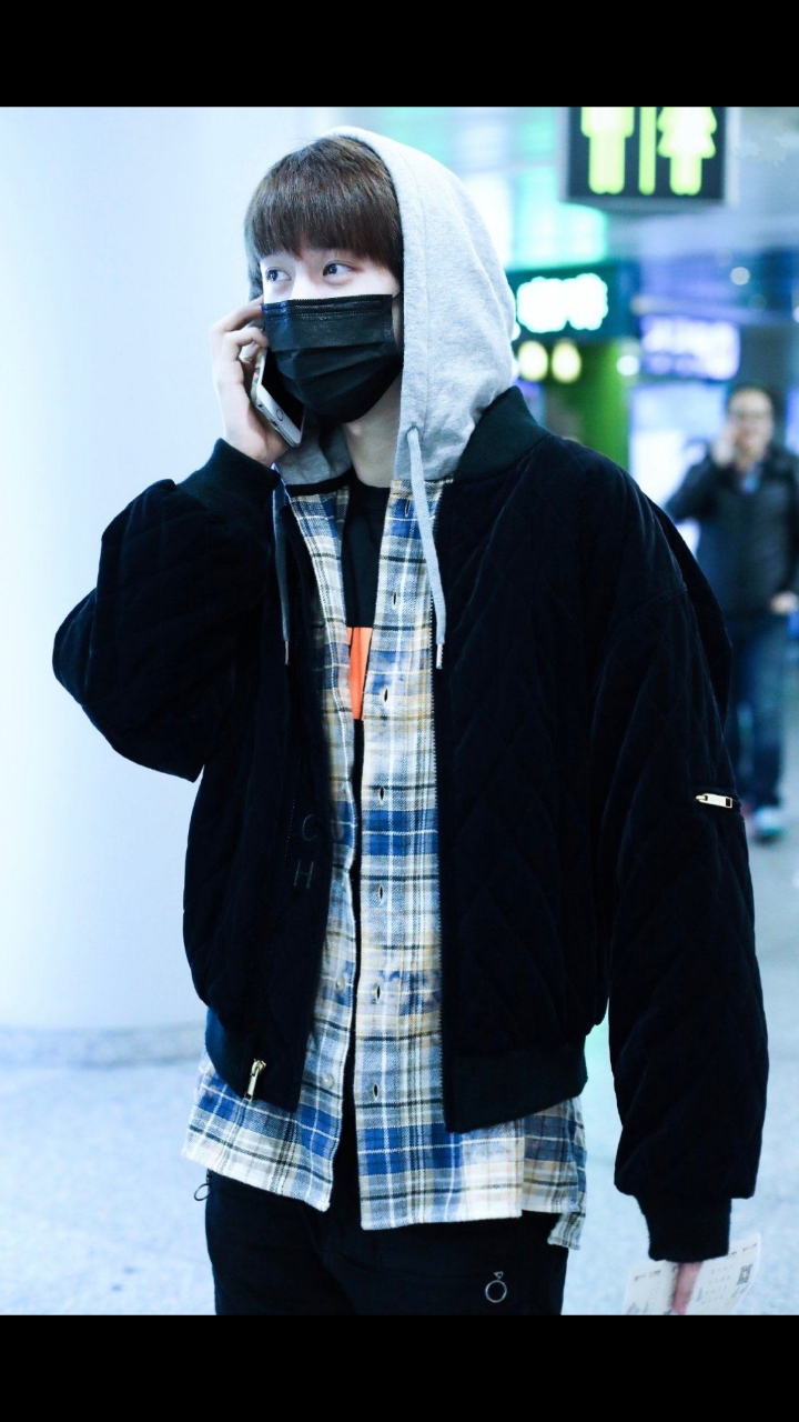 耿直的王一博#戴一样的口罩,换件衣服崽崽就成大爷了o(∩_∩)o