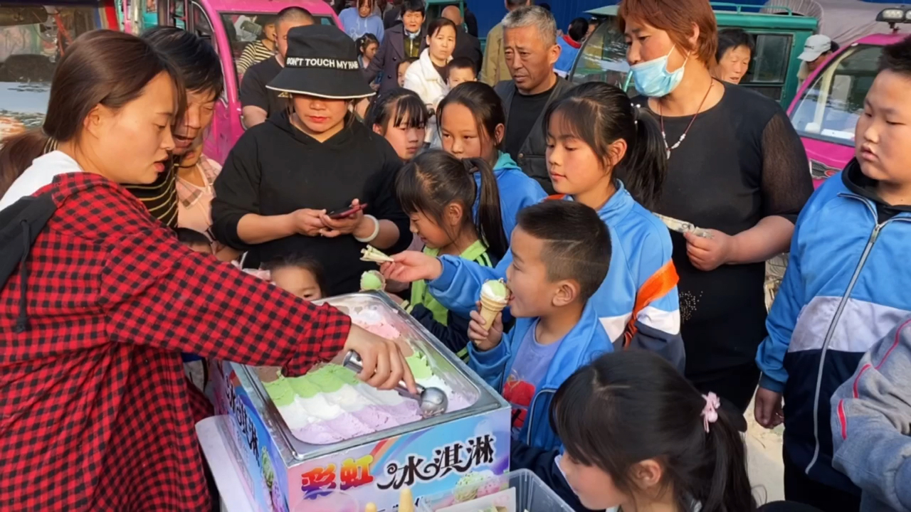 宝妈去学校摆摊麦冰淇淋一个小时收入260她用了什么方法