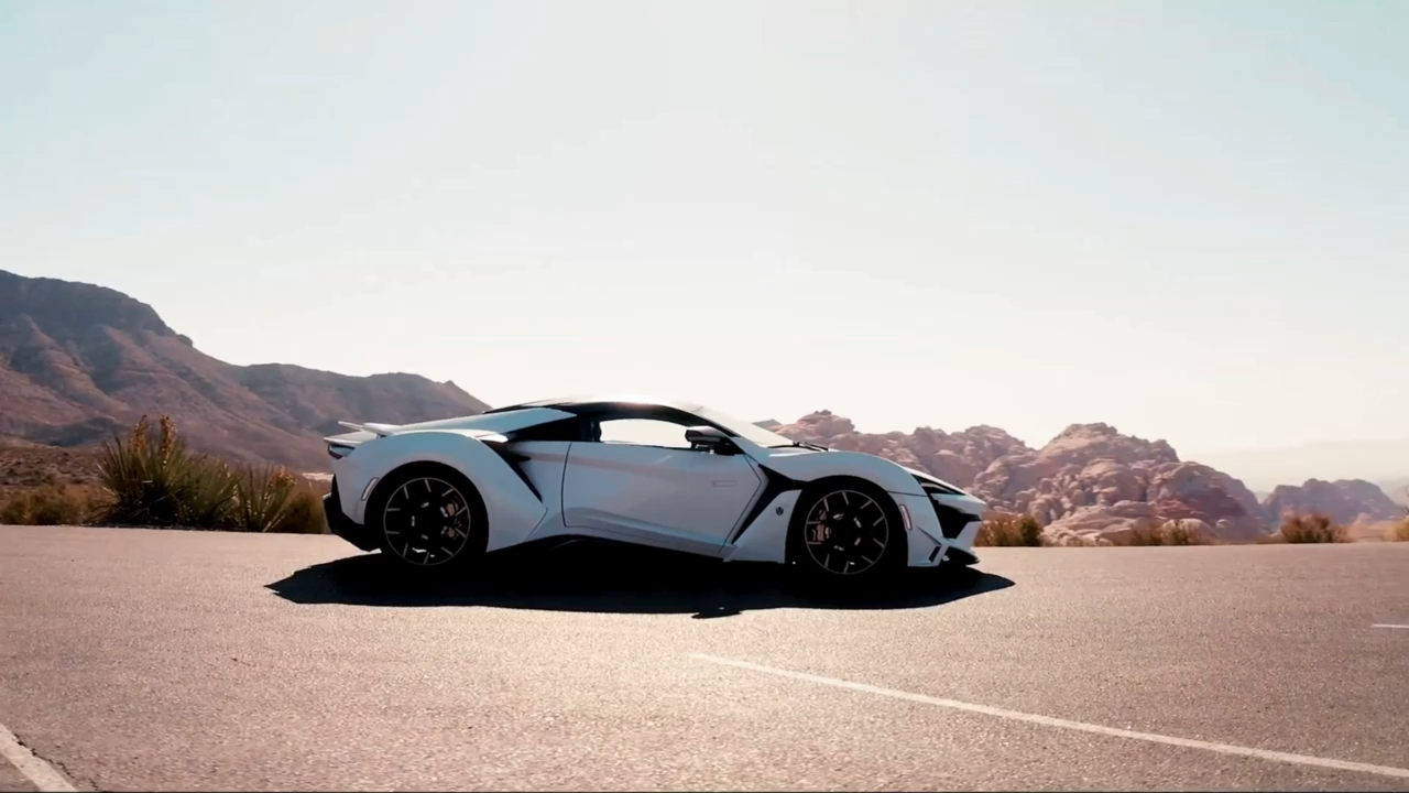 豪车超跑#用一台千万级别的超跑芬尼尔送圣诞树是种什么体验?