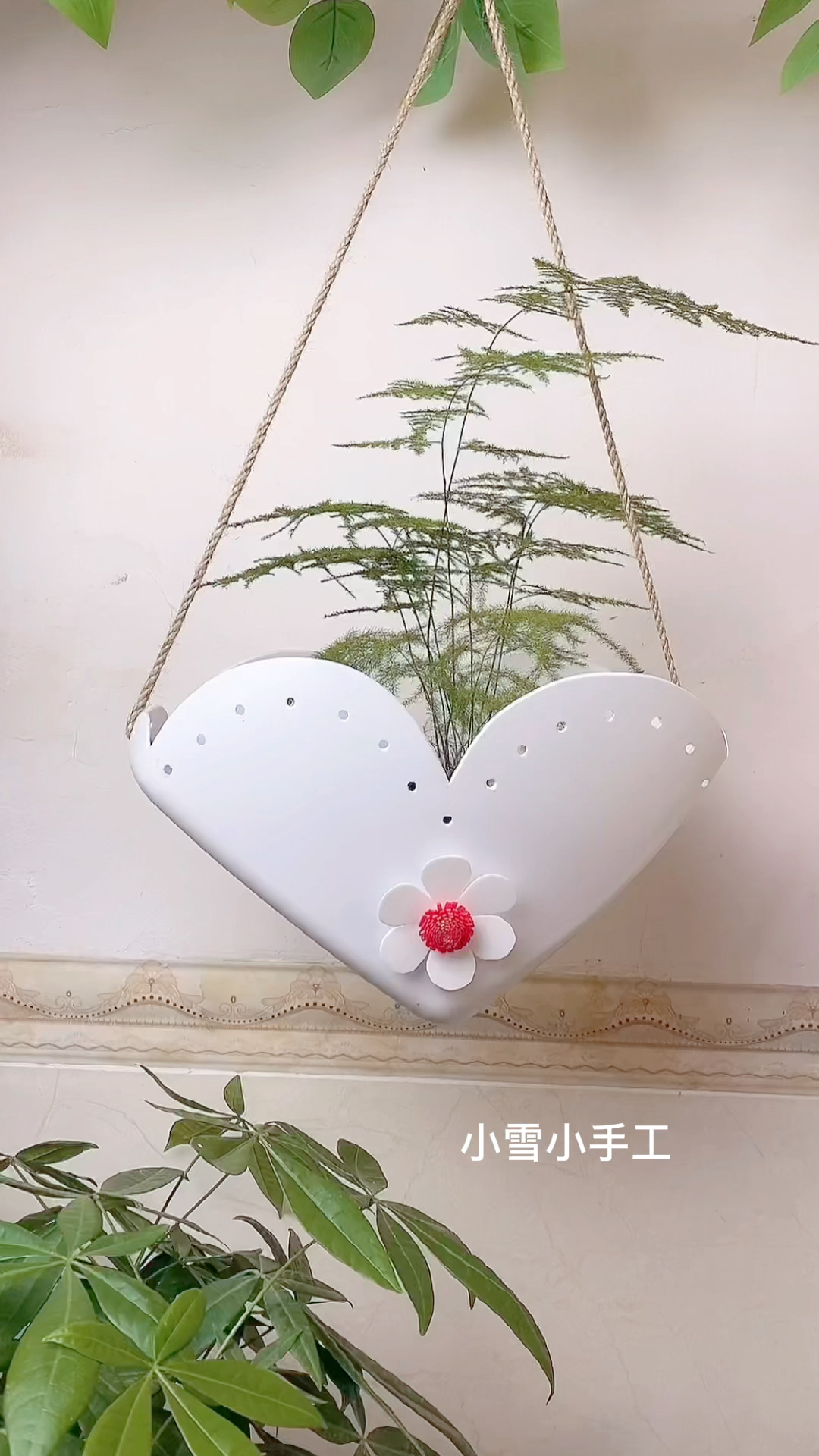 手工制作#把用完的洗衣液瓶子,改造成心形吊篮花盆,好看吧?-度小视