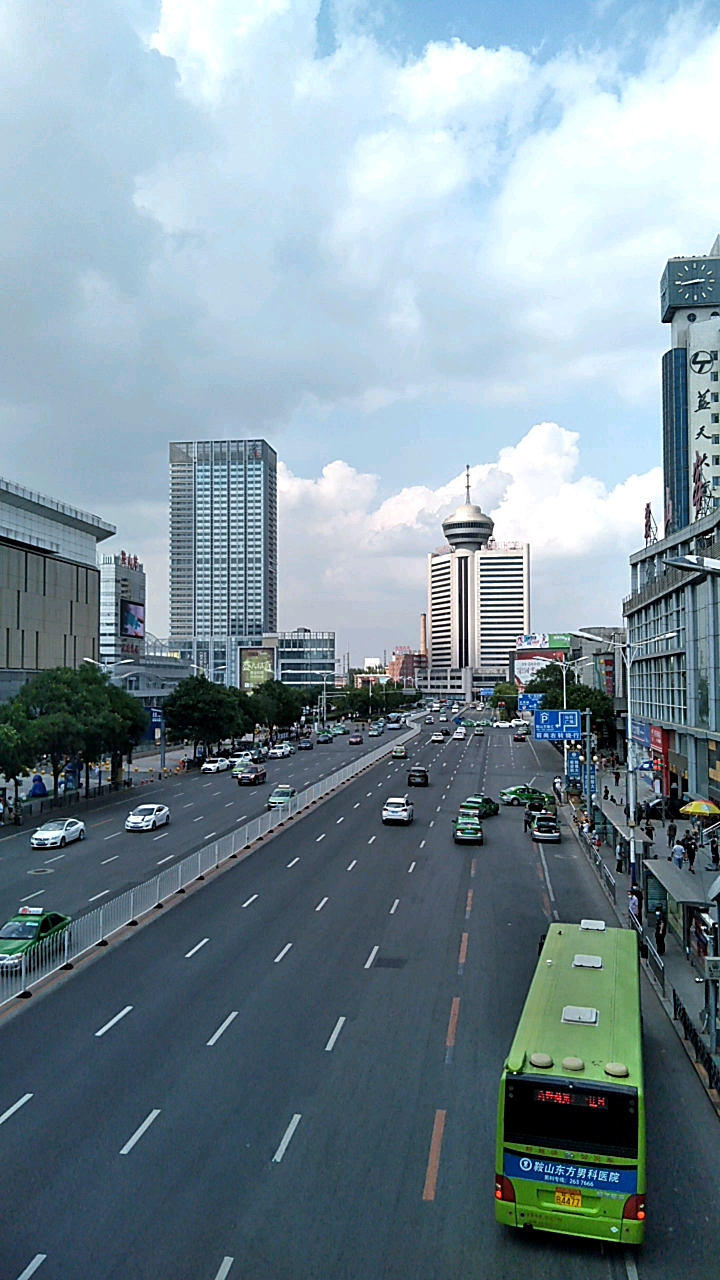 夏食记#鞍山站前,车水马龙.
