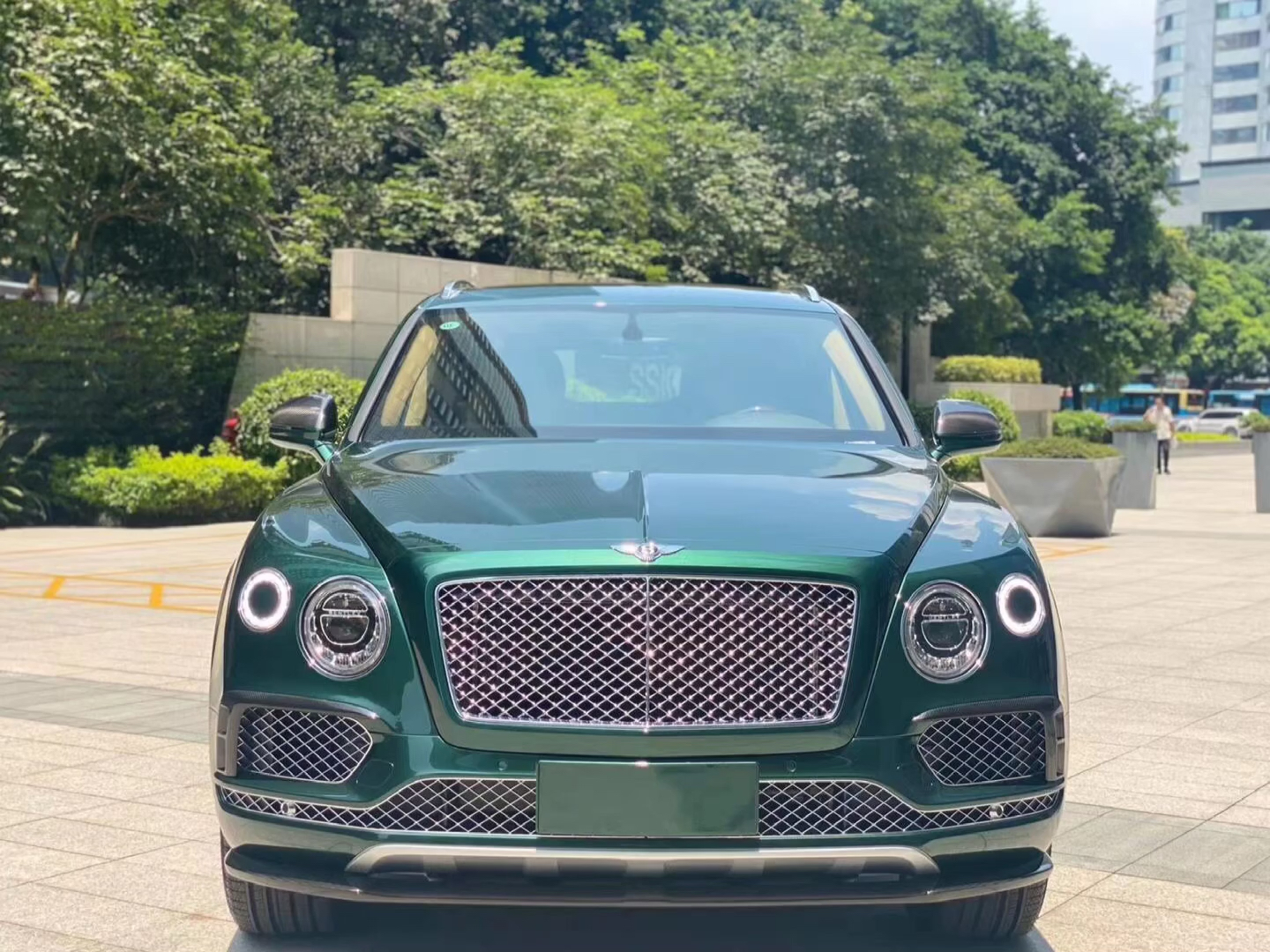 宾利添越4.0汽油翡翠绿