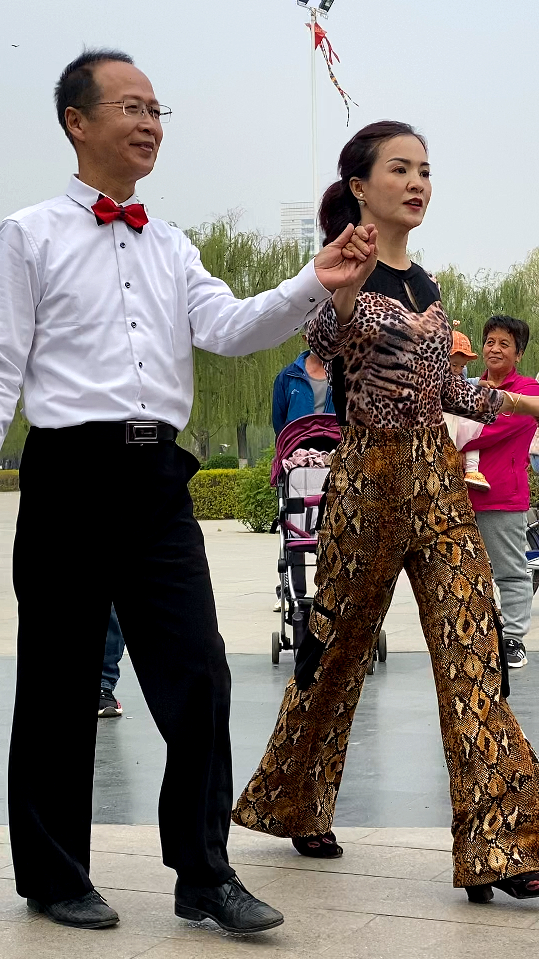 快乐吉特巴舞#网红大叔和美女