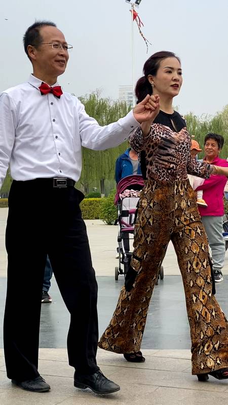 快乐吉特巴舞#网红大叔和美女