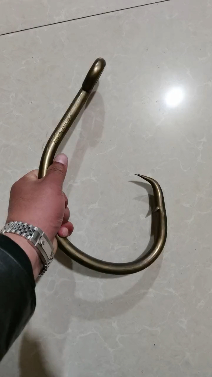 这么大的鱼钩钓上鱼绝对跑不了!