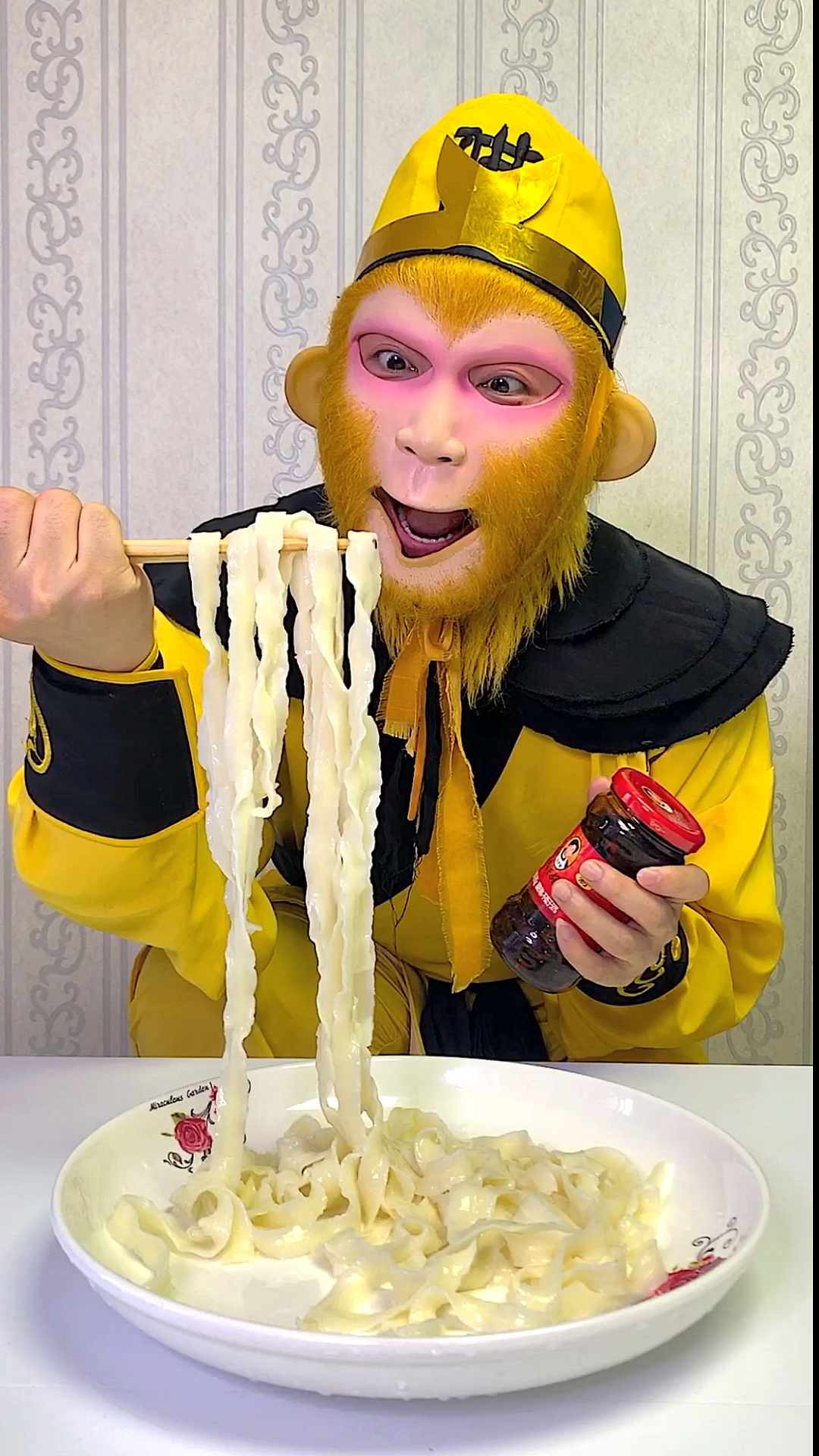 家乡特色美食#猴哥吃老干妈拌面.