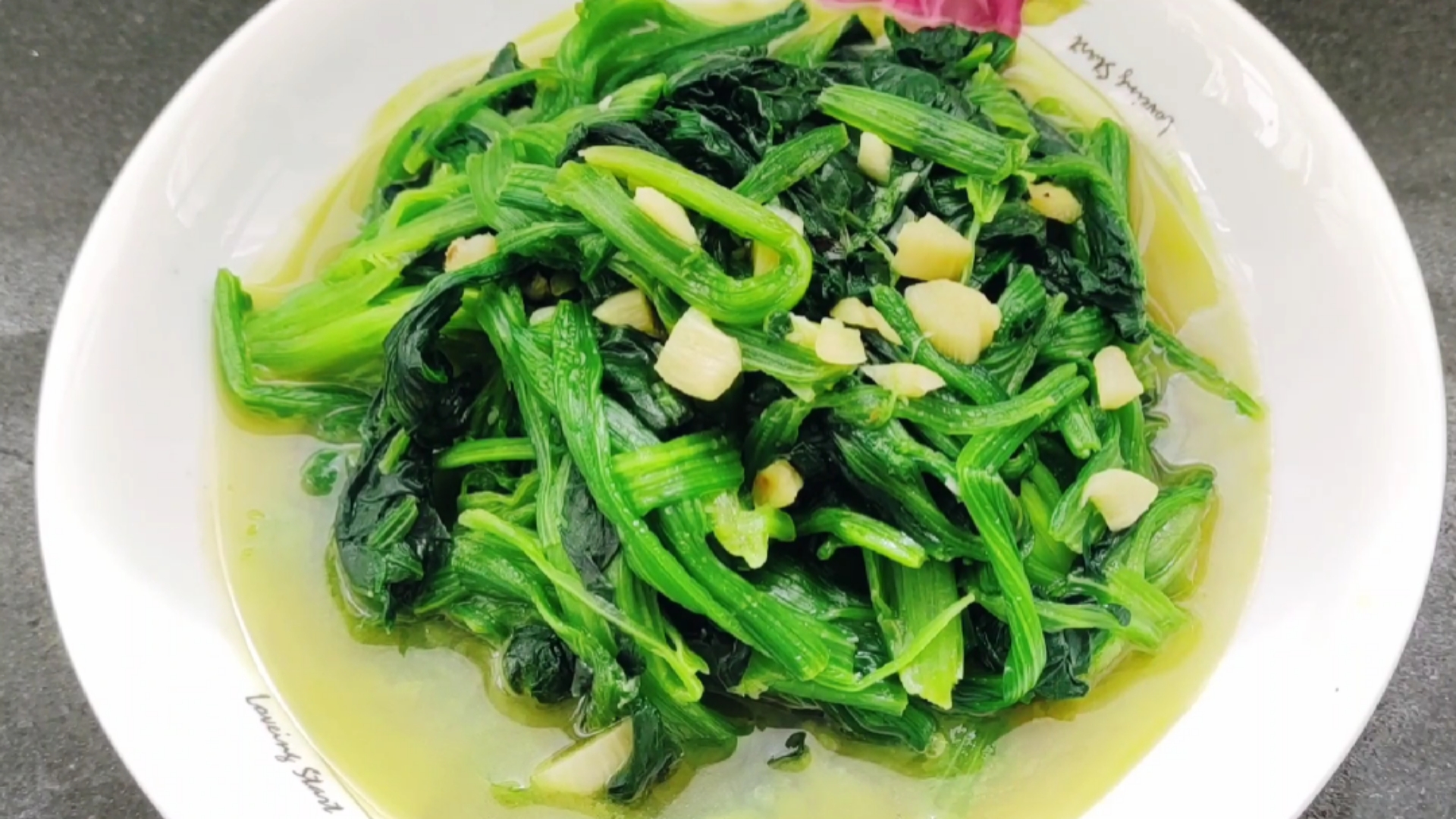 自制美食#蒜蓉炒菠菜,清淡营养,减脂期可以吃的炒菜.