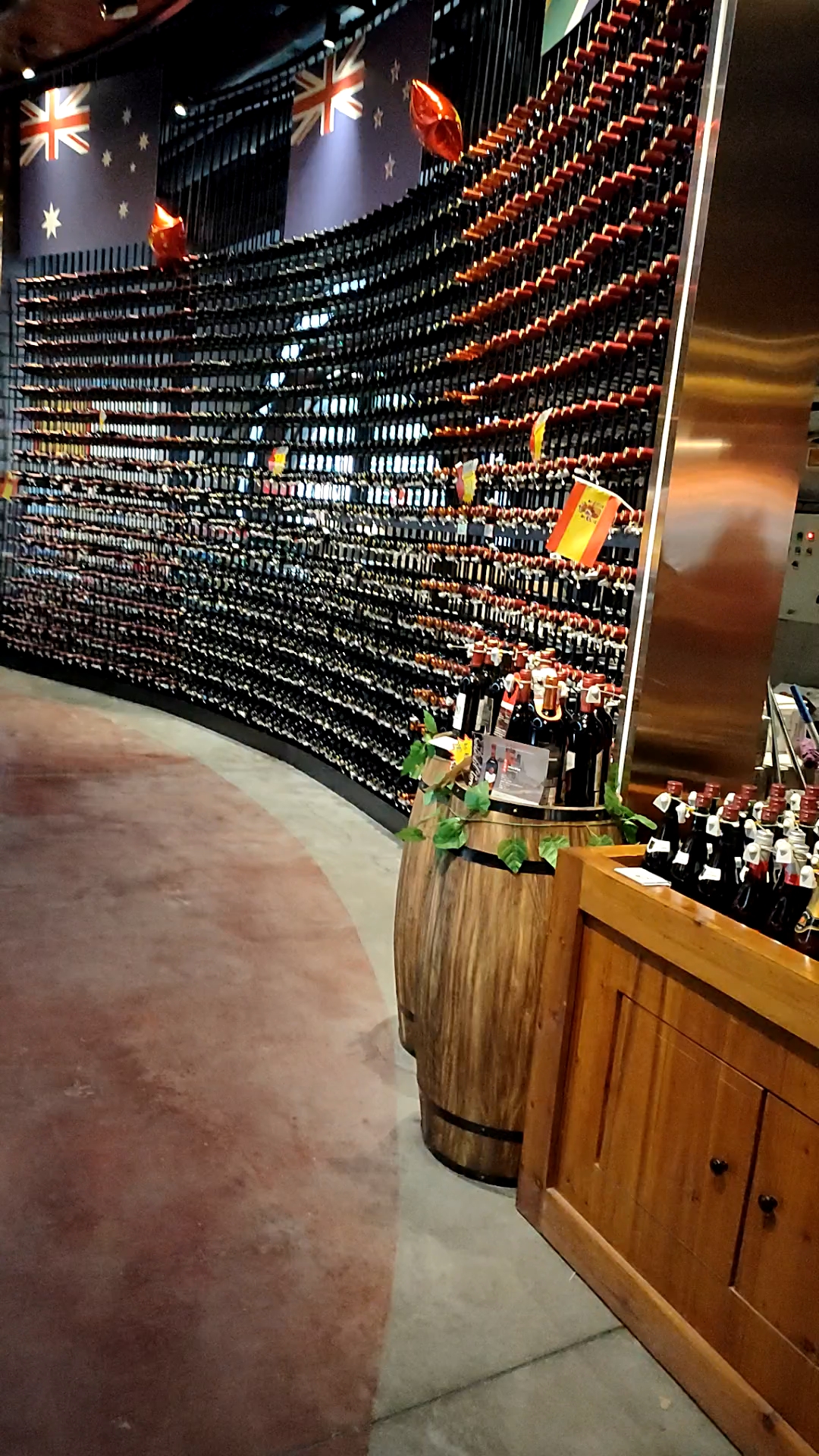 音为有你#重庆的红酒小镇呐,这面红酒墙好震撼