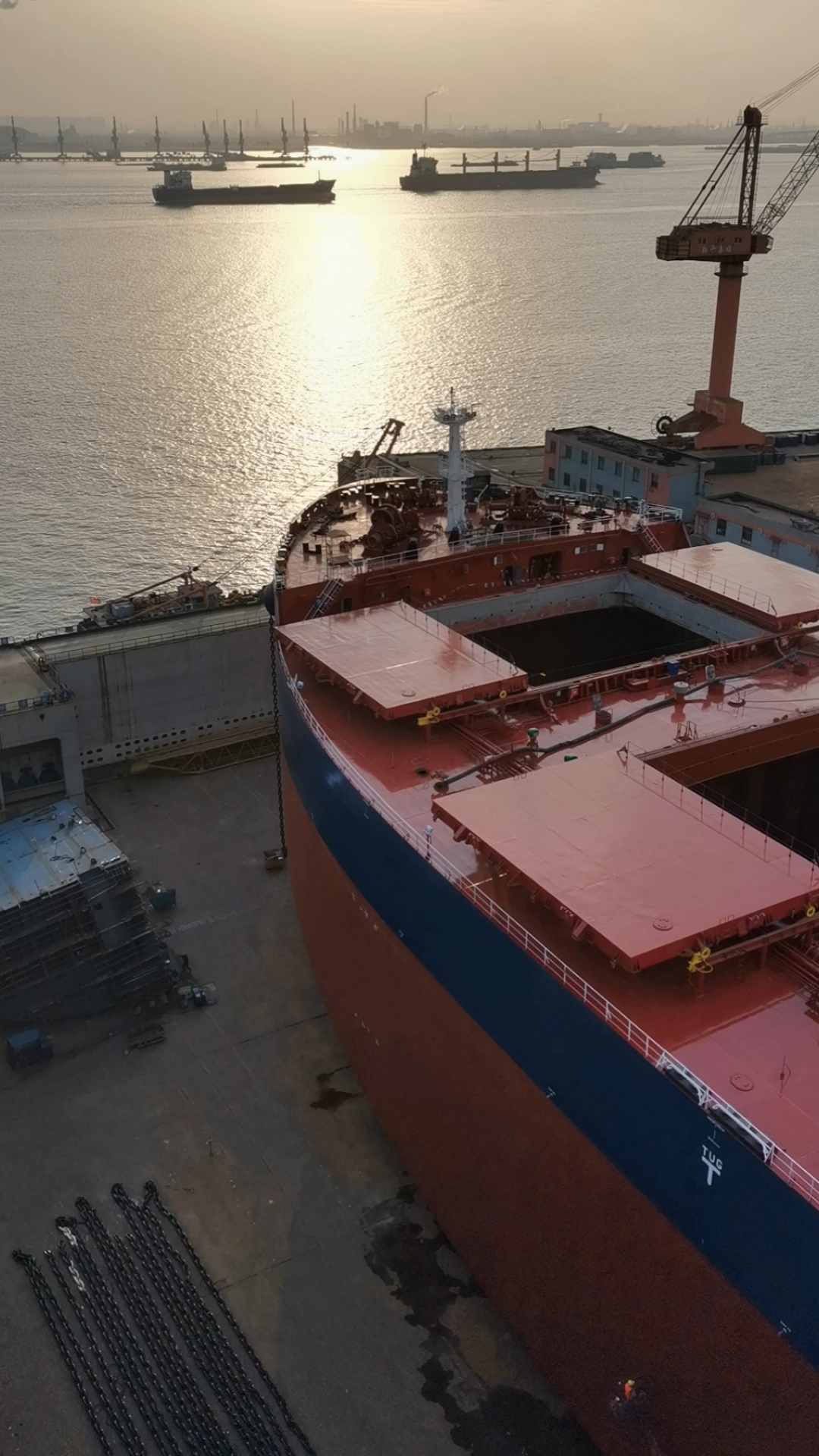 208000吨矿砂石船总长299.05米,型宽50.00米,型深24.90米.