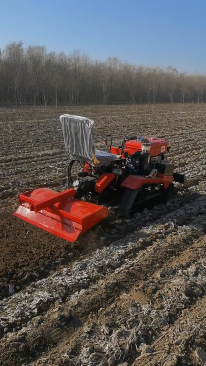农业#多功能履带拖拉机旋耕作业