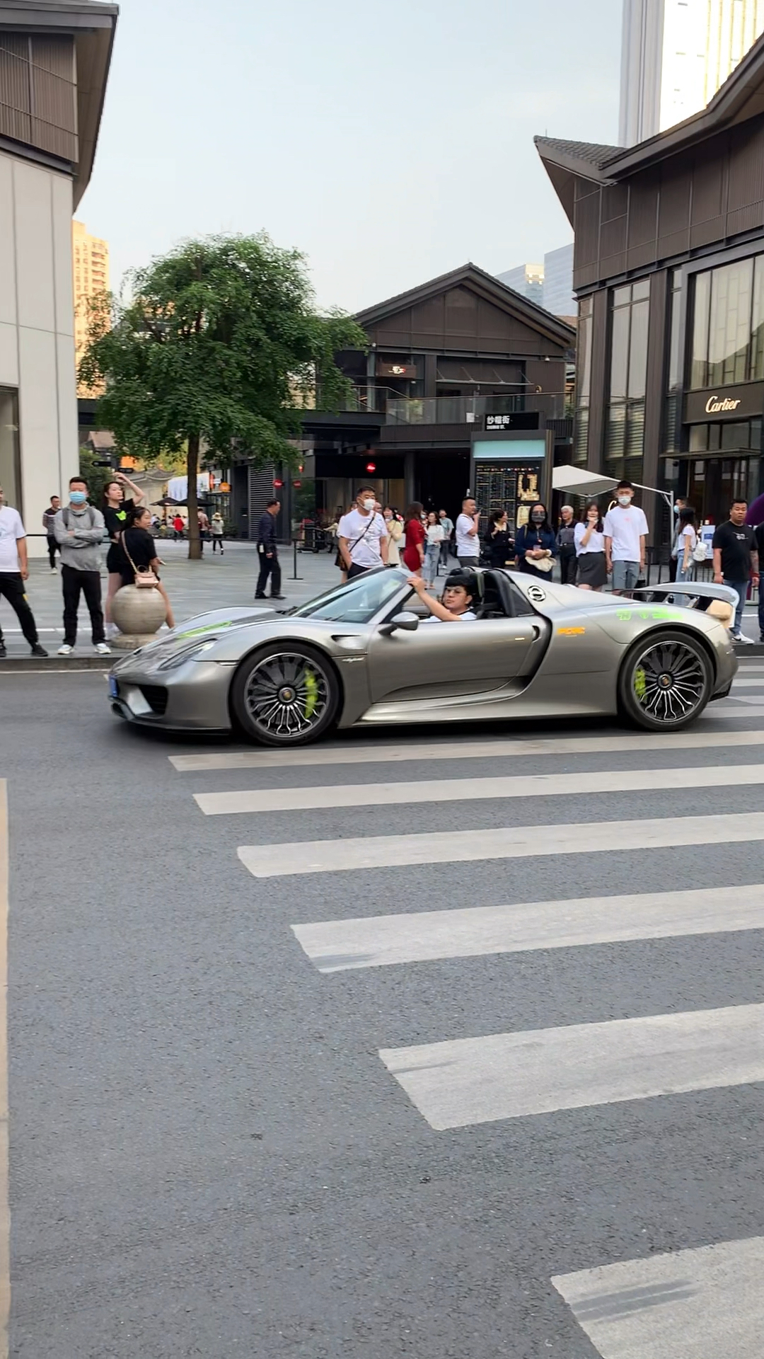 街拍豪车前面敞篷720开道后面大佬开千万级神车保时捷蛙王918炸街打卡
