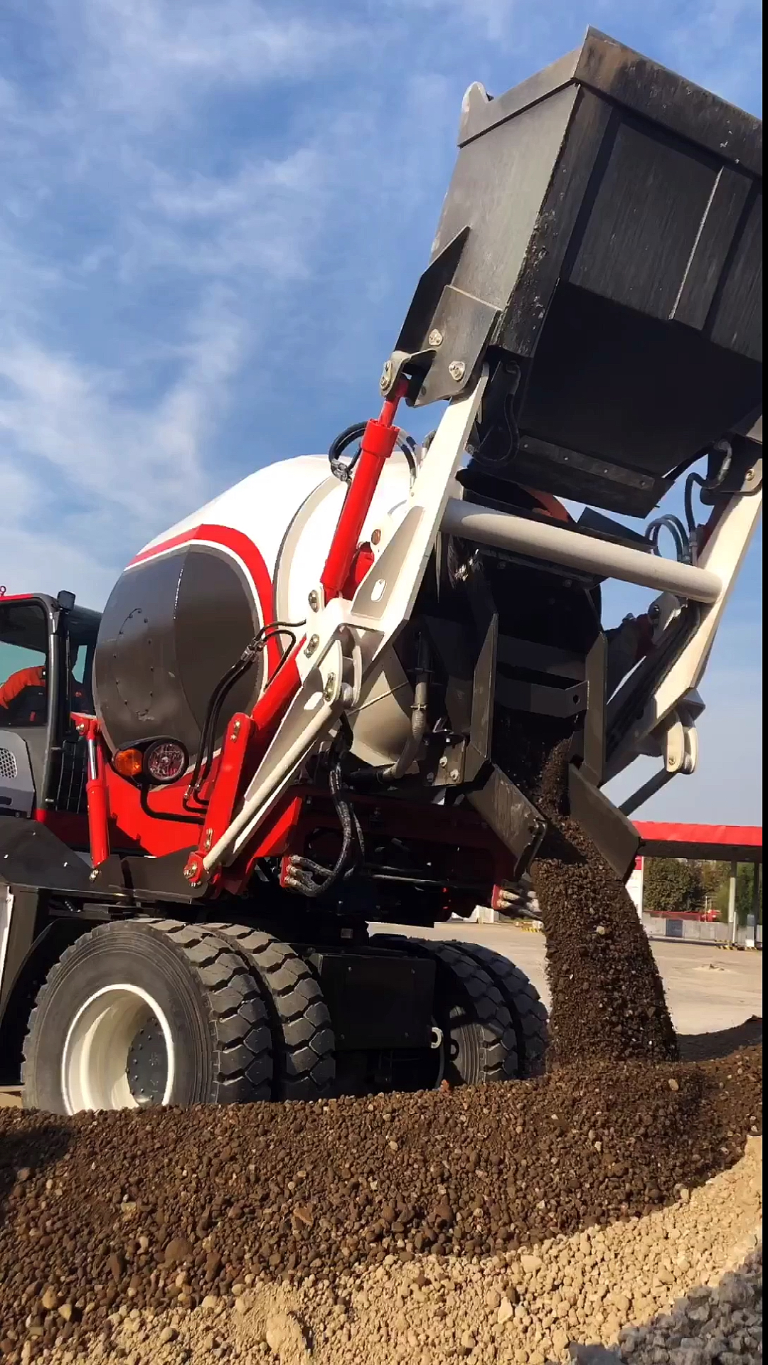 全自动上料搅拌车搅拌车卸料中