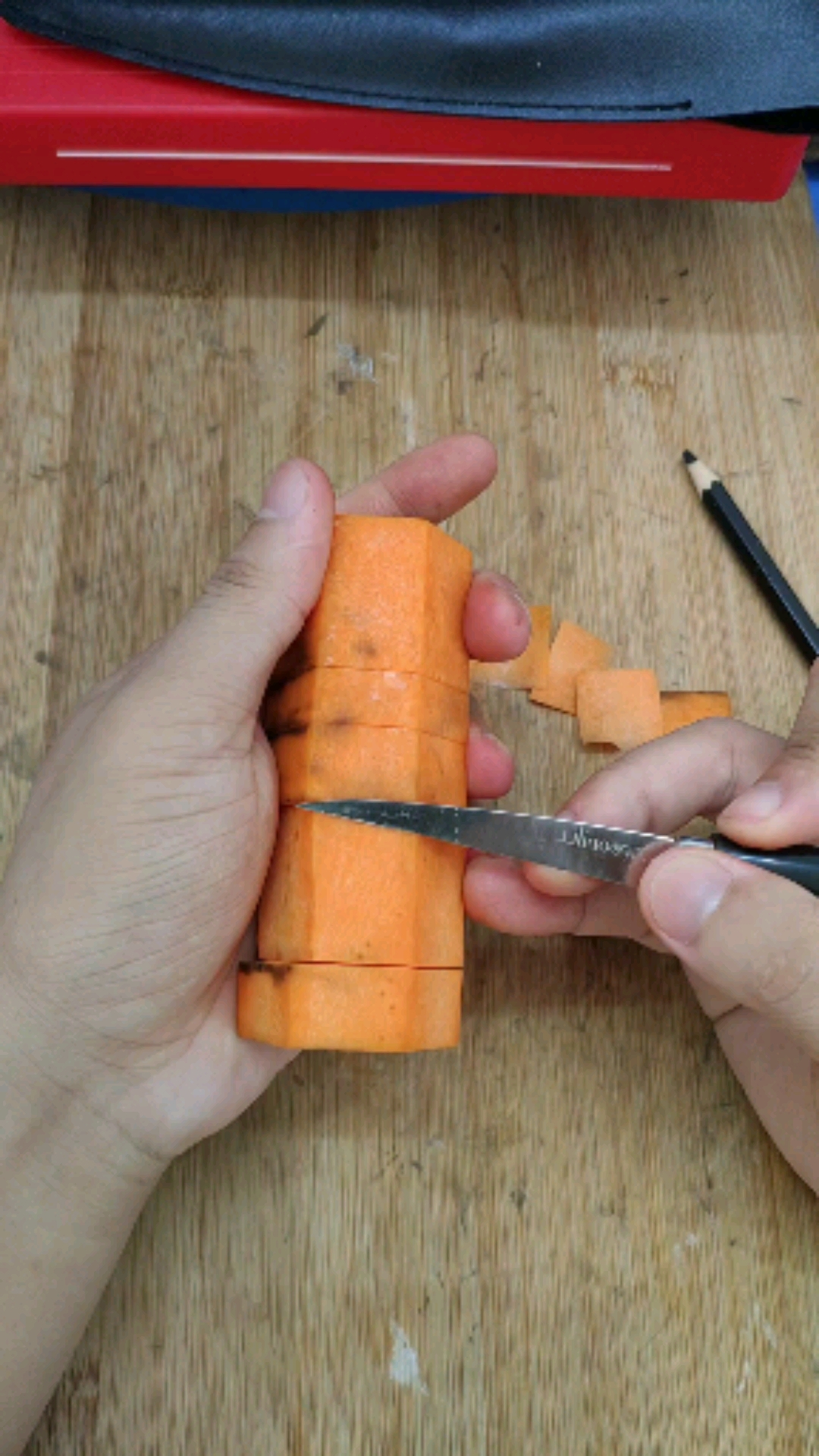 红萝卜雕刻小亭子教学第14集,价值千万教学级别.