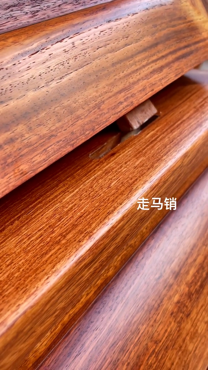 全民最牛手艺人#走马销一般多用于红木家具,罗汉床,架子床等重器!