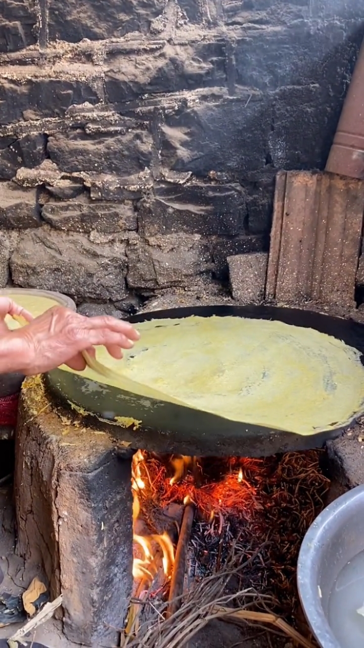 炉子是土胚鏊子是铁的玉米是自己种的煎饼是妈妈摊的