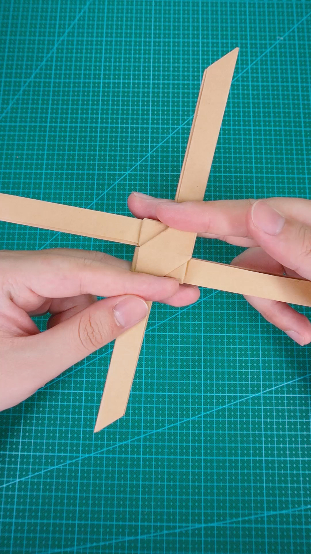 手工制作#这才是回旋镖该有的样子,中间的宝石形状好像附魔了一样!