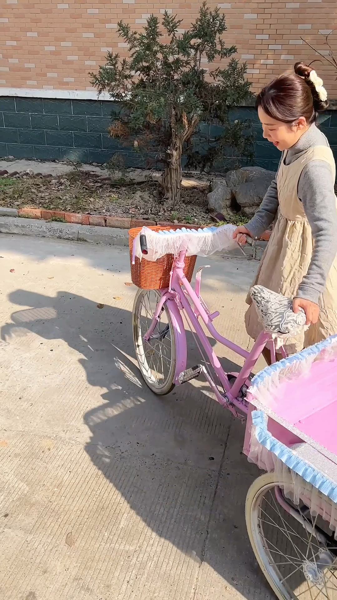 vlog日常#骑着我的公主三轮车,和姐妹一起去摆摊卖花花,真的太美豪膊