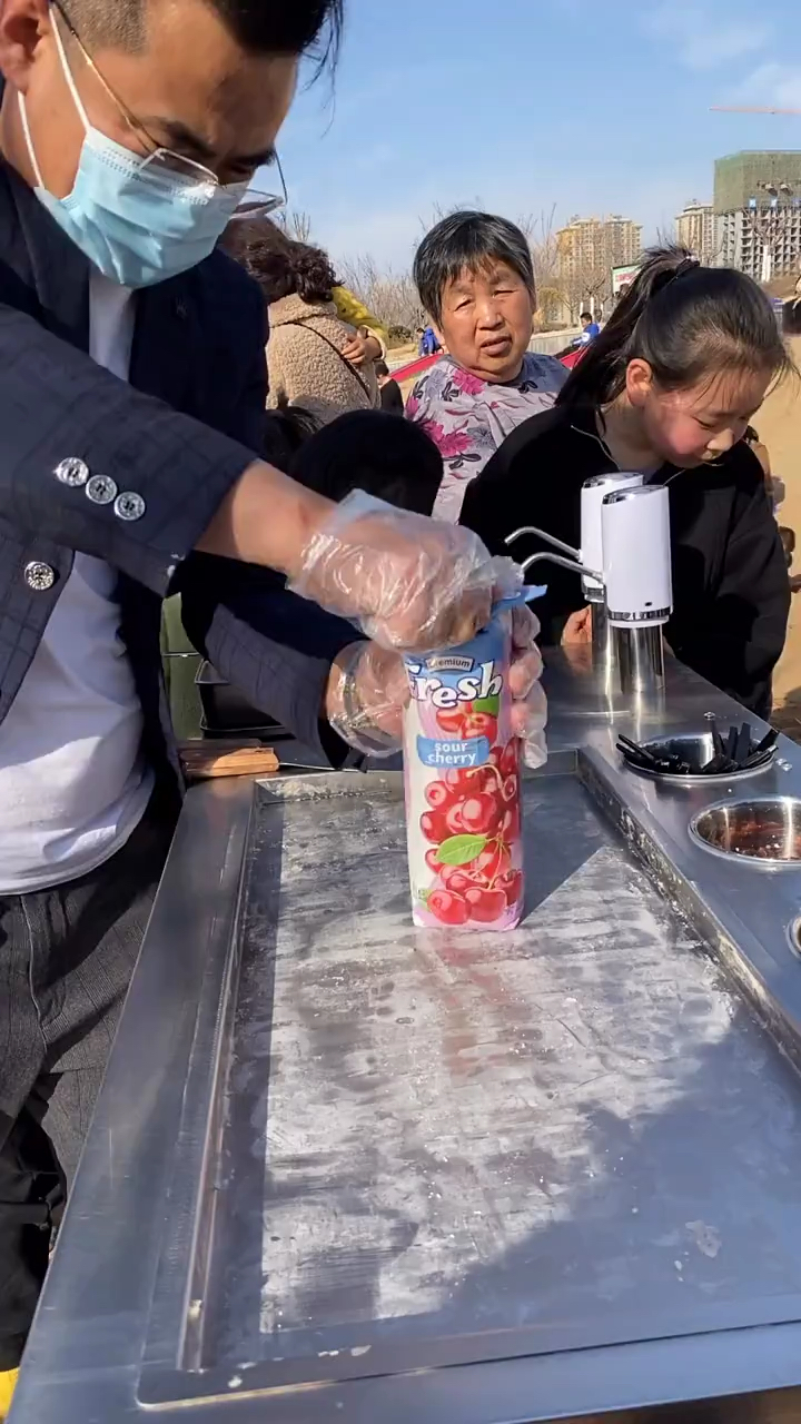 户外摆摊炒冰06一小时100多份不够卖-度小视