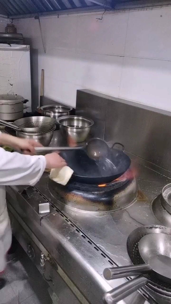饭店监控下厨师工作#炒菜之前把锅里的水气烧干再下油