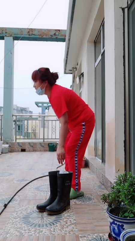 老公打工头脚刚走,后脚婆婆就让我把老公的雨鞋放在