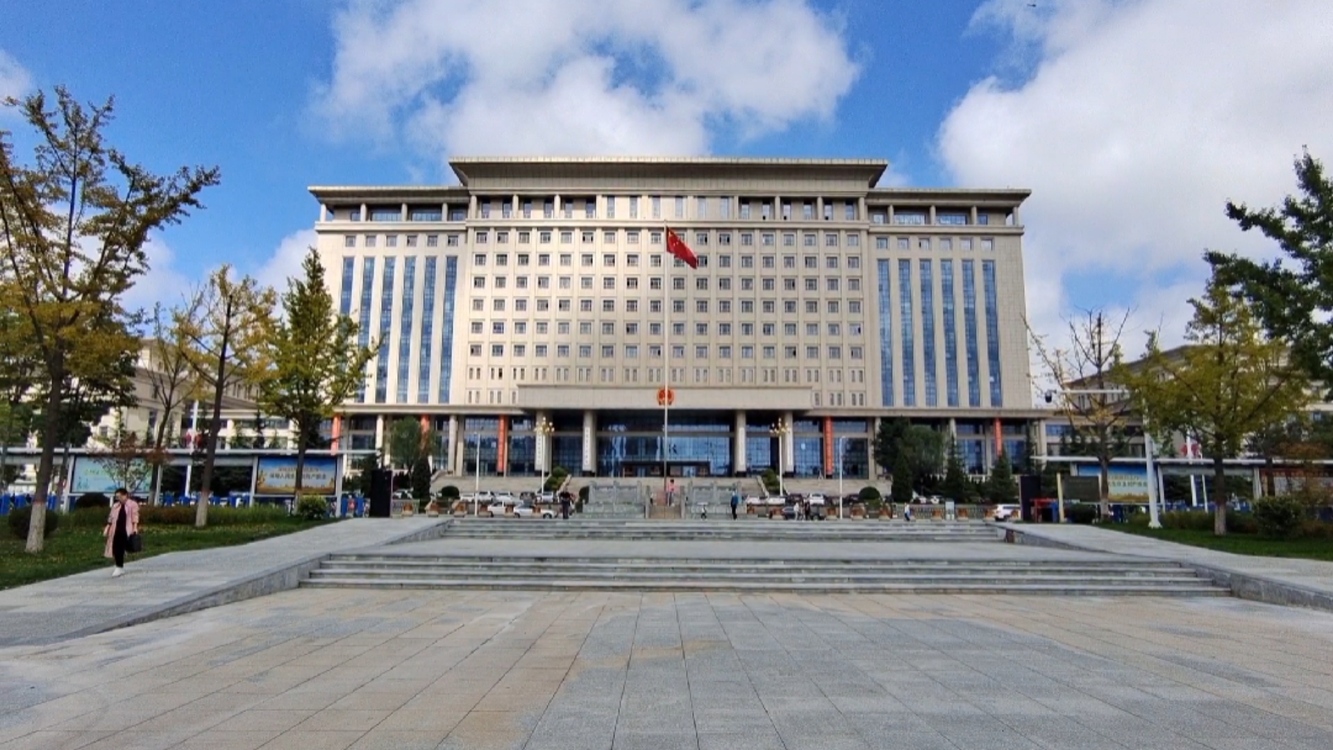 美丽新中国#360度带你看甘肃庆阳的市府广场,你们觉得景色怎么样?