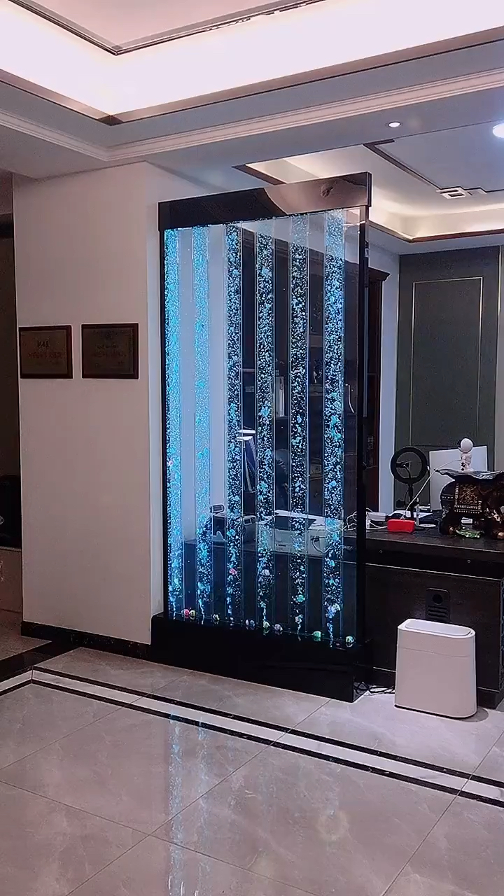 水幕隔断,具有采光布局效果,还有流水生财之寓意