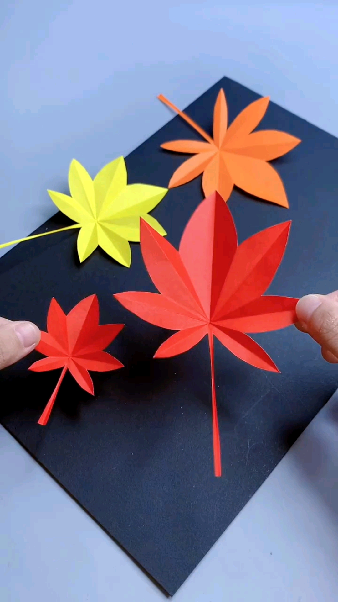 手工制作#剪一片漂亮的红枫叶-度小视