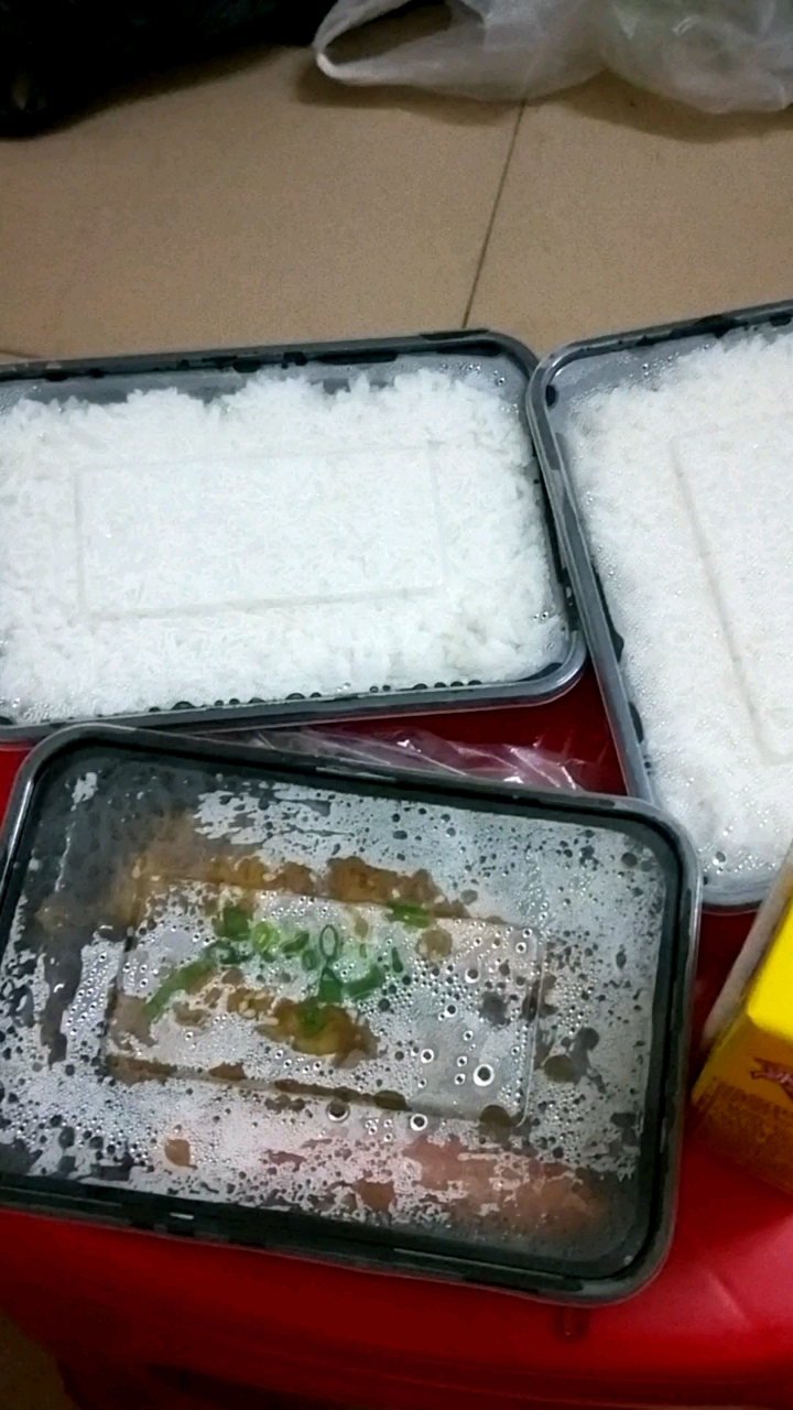 外卖#单上备注加多一点饭,老板直接送多了一盒米饭,真的太感谢这个