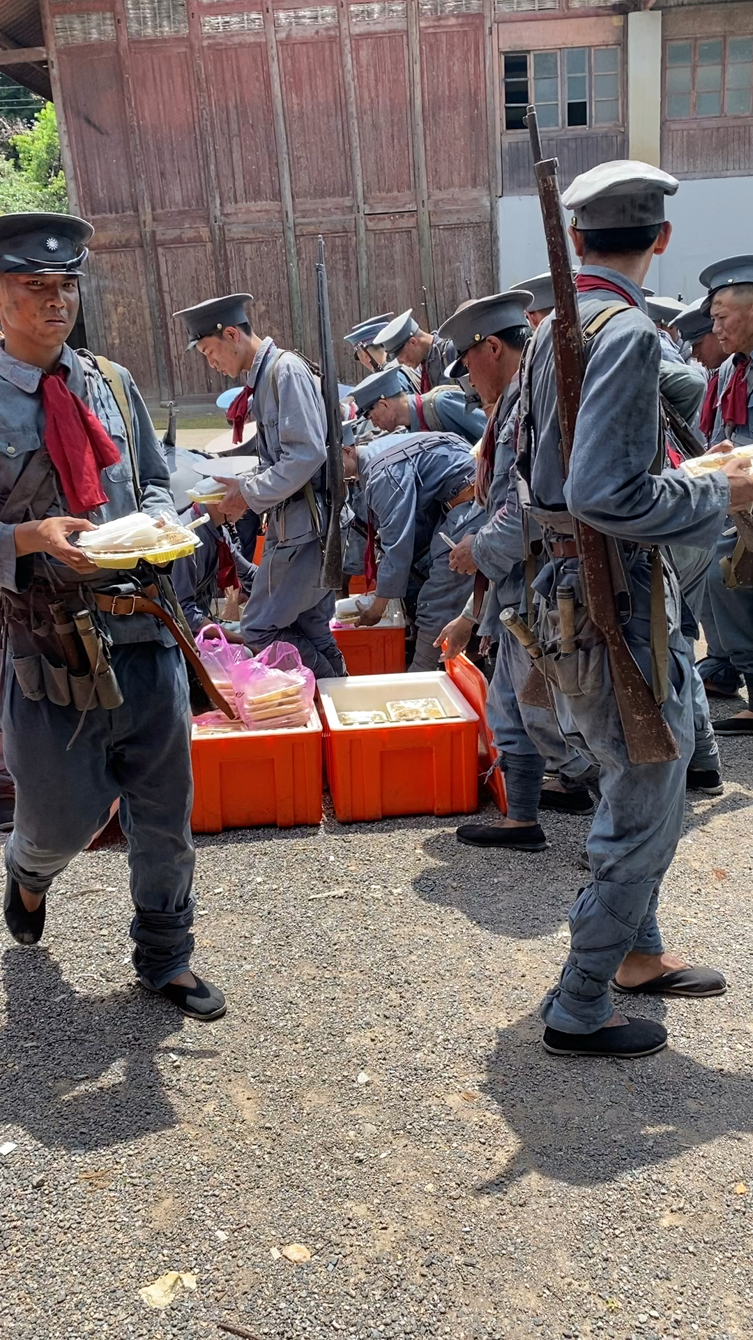 群众演员领盒饭一人一份