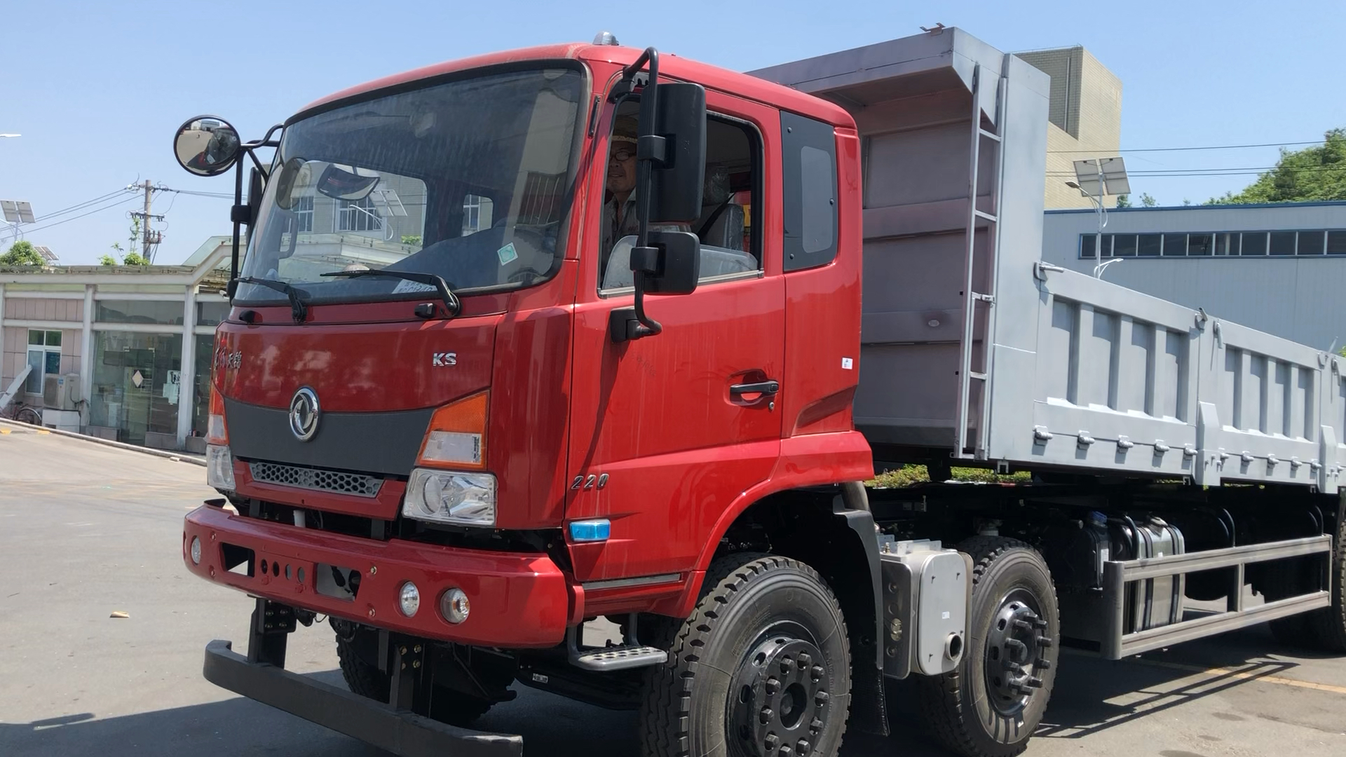 东风商用车平板三桥自卸车