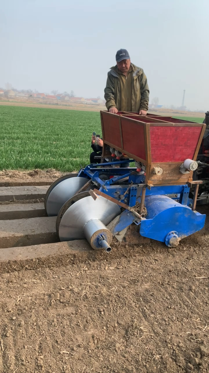 起垄机#新款大葱大姜草莓开沟起垄机