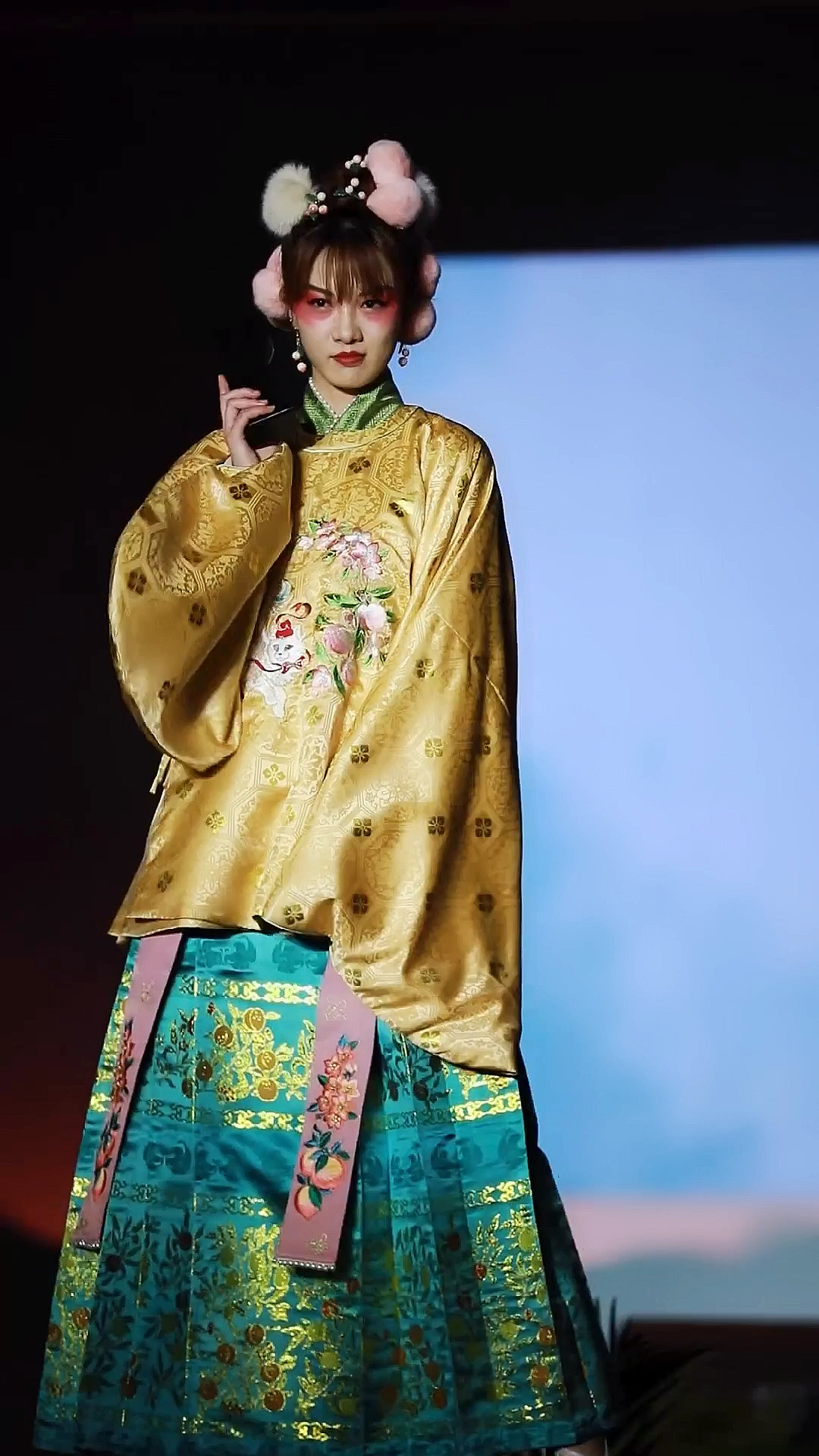 原创国风计划#有大哥大的女人!小姐姐这硬核国风走秀喜欢嘛