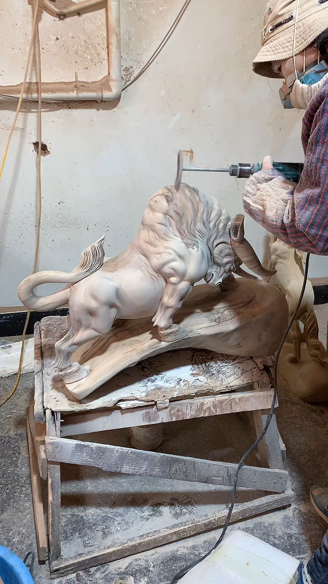 木雕制作过程#木雕华尔街斗牛根雕工艺品摆件