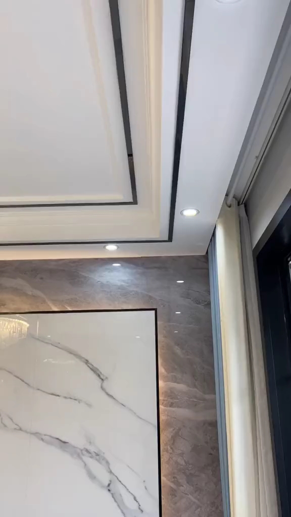我们家是双眼皮吊顶,下掉25宽30中间加的有一圈石膏线,加的黑钛金