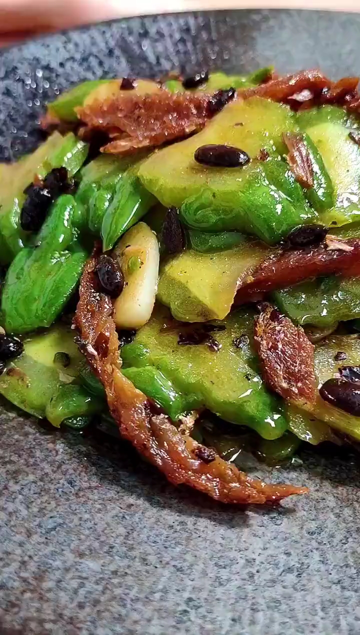 豆豉鲮鱼炒苦瓜,甘香可口又下饭