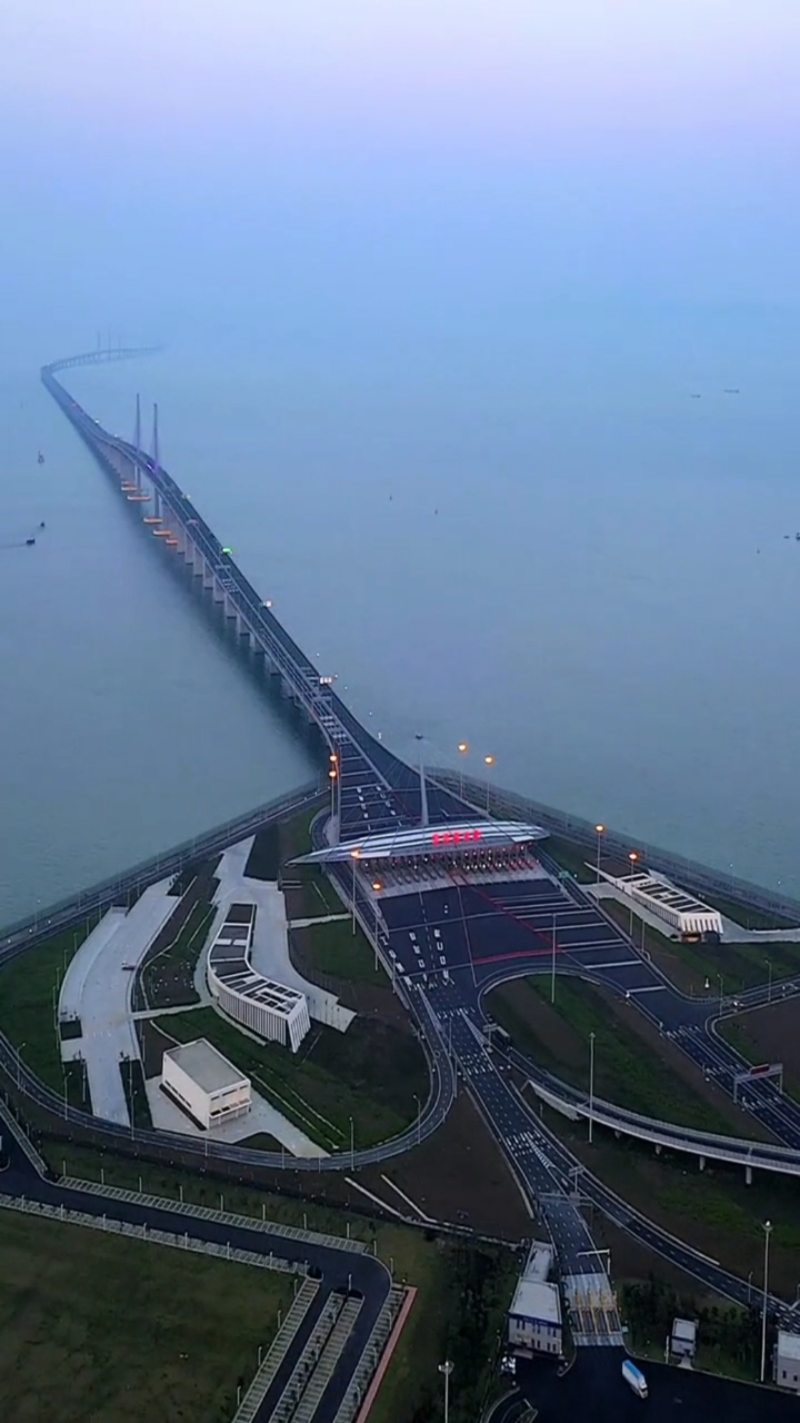 港珠澳大桥#这里是港珠澳大桥公路口岸通往香港的出入口全长55公镲.